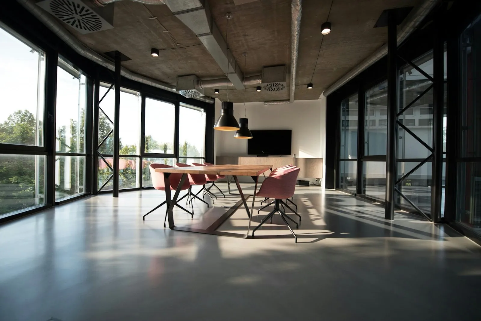 Modernes Büro mit großen Fenstern