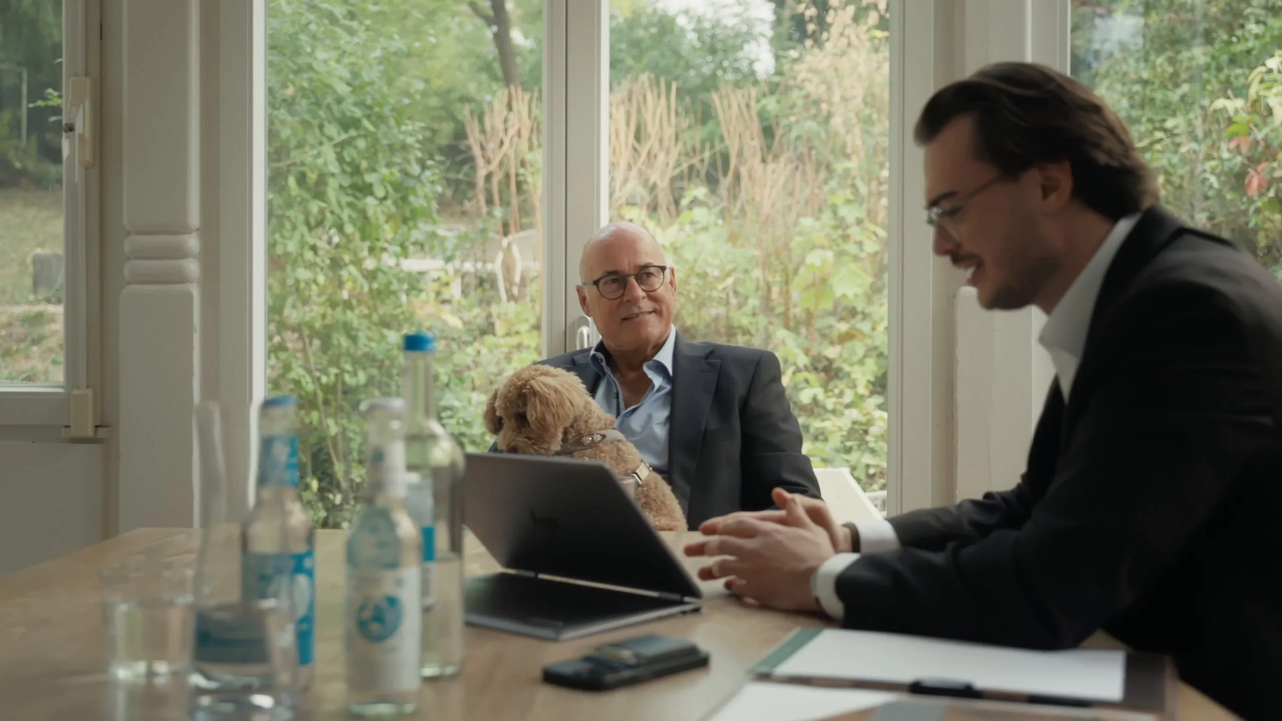 Agon Ramadani im Beratungsgespräch mit einem Mandanten