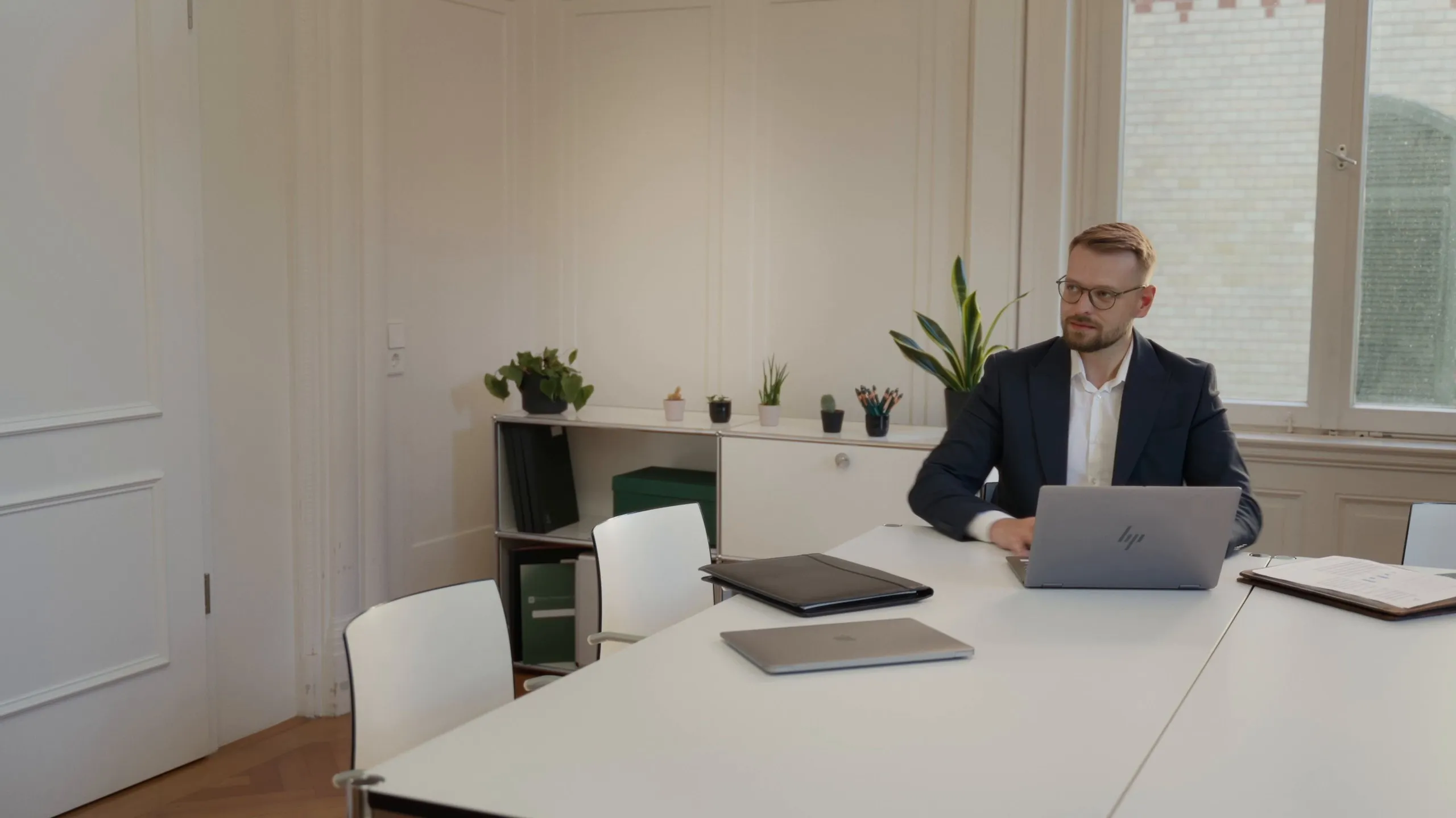 Heller Beratungsraum im Stuttgarter Büro