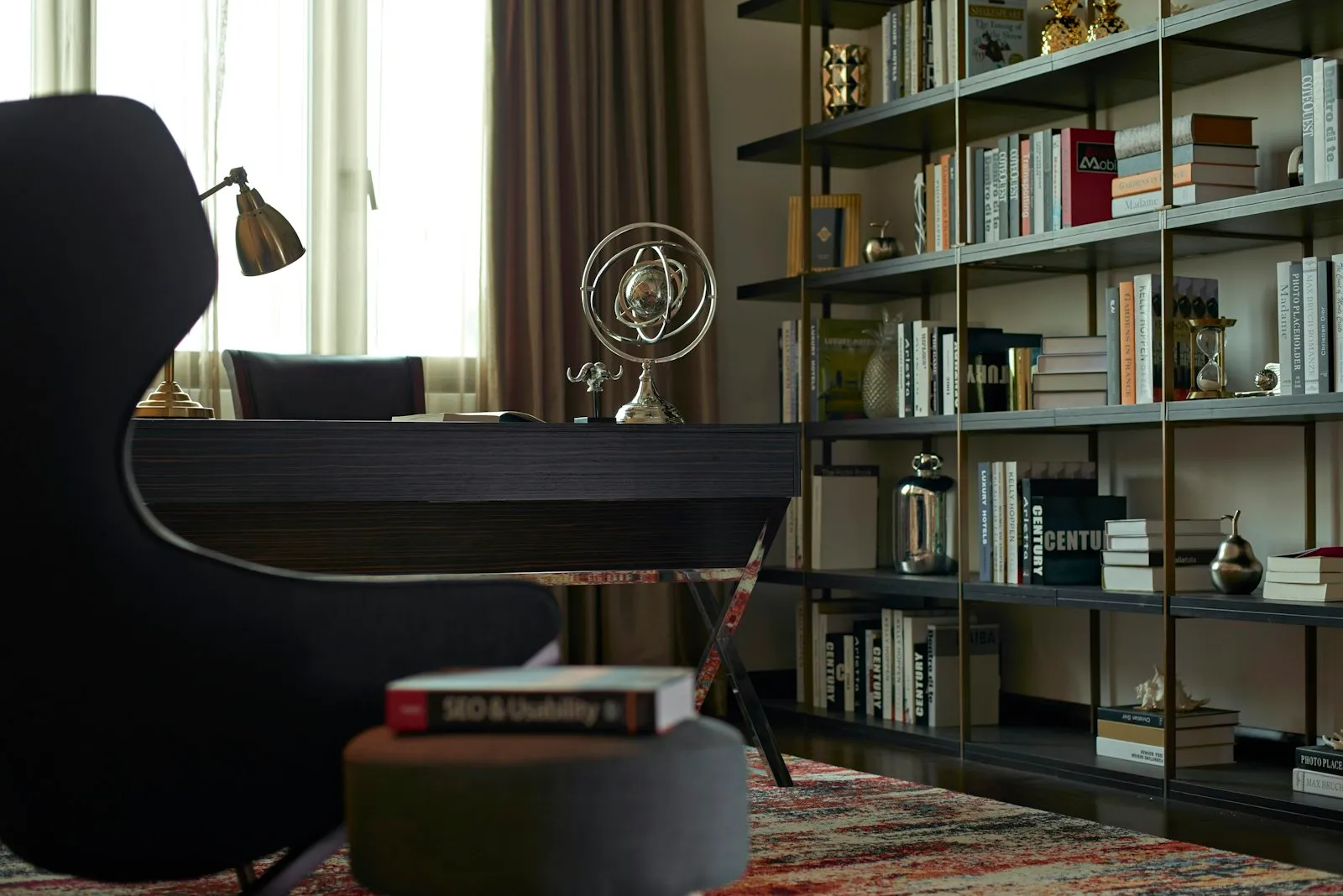 Arbeitszimmer mit Bibliothek