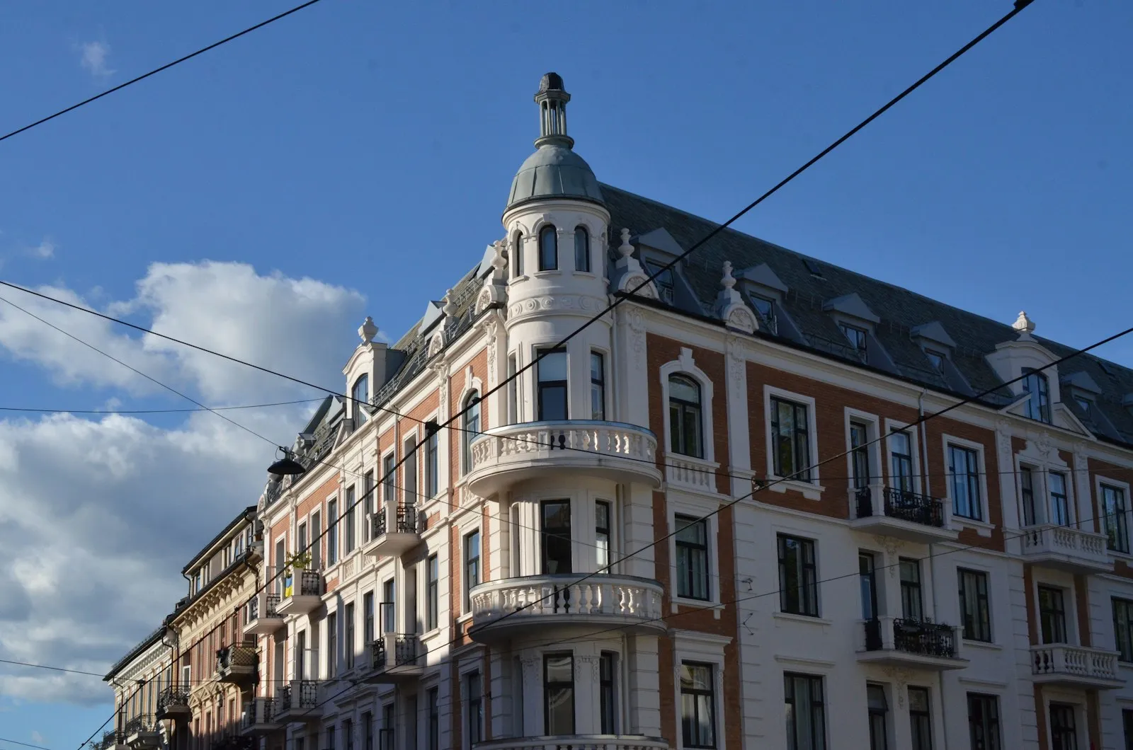 Gründerzeit-Eckhaus mit Turm