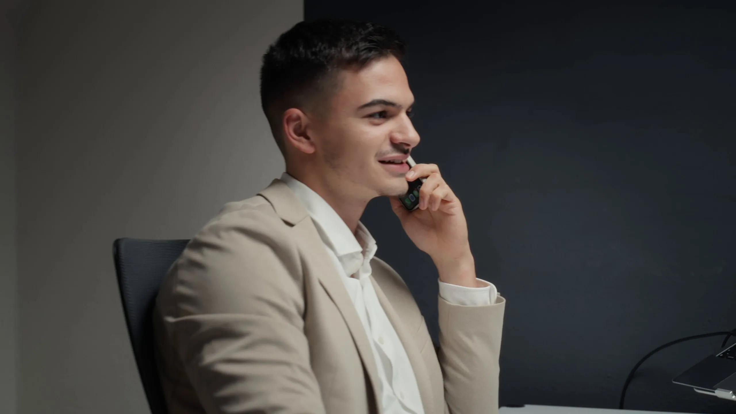 Luca Zukschwerdt am Telefon – Finanzierungsanfragen schnell geklärt