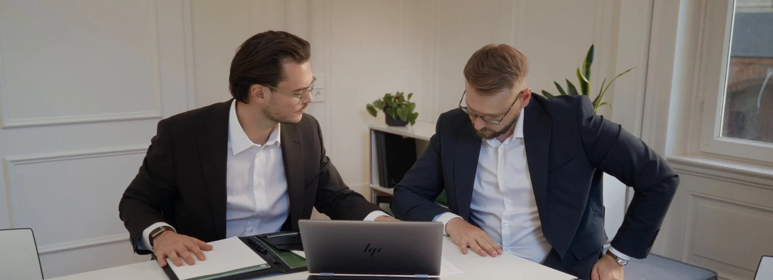 Agon Ramadani und Constantin Dietl im Gespräch am Besprechungstisch