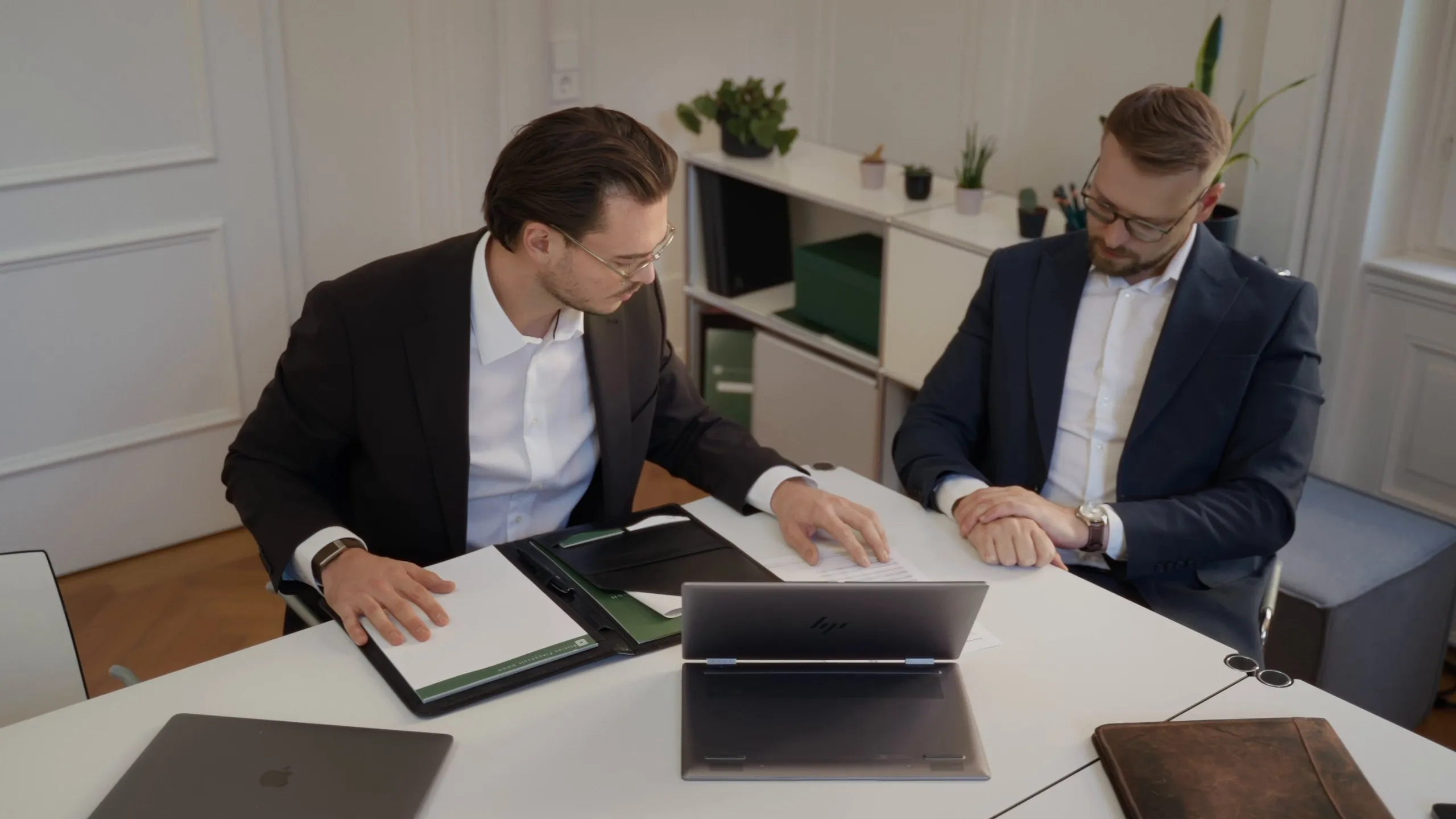 Agon Ramadani und Constantin Dietl prüfen gemeinsam ein Konzept