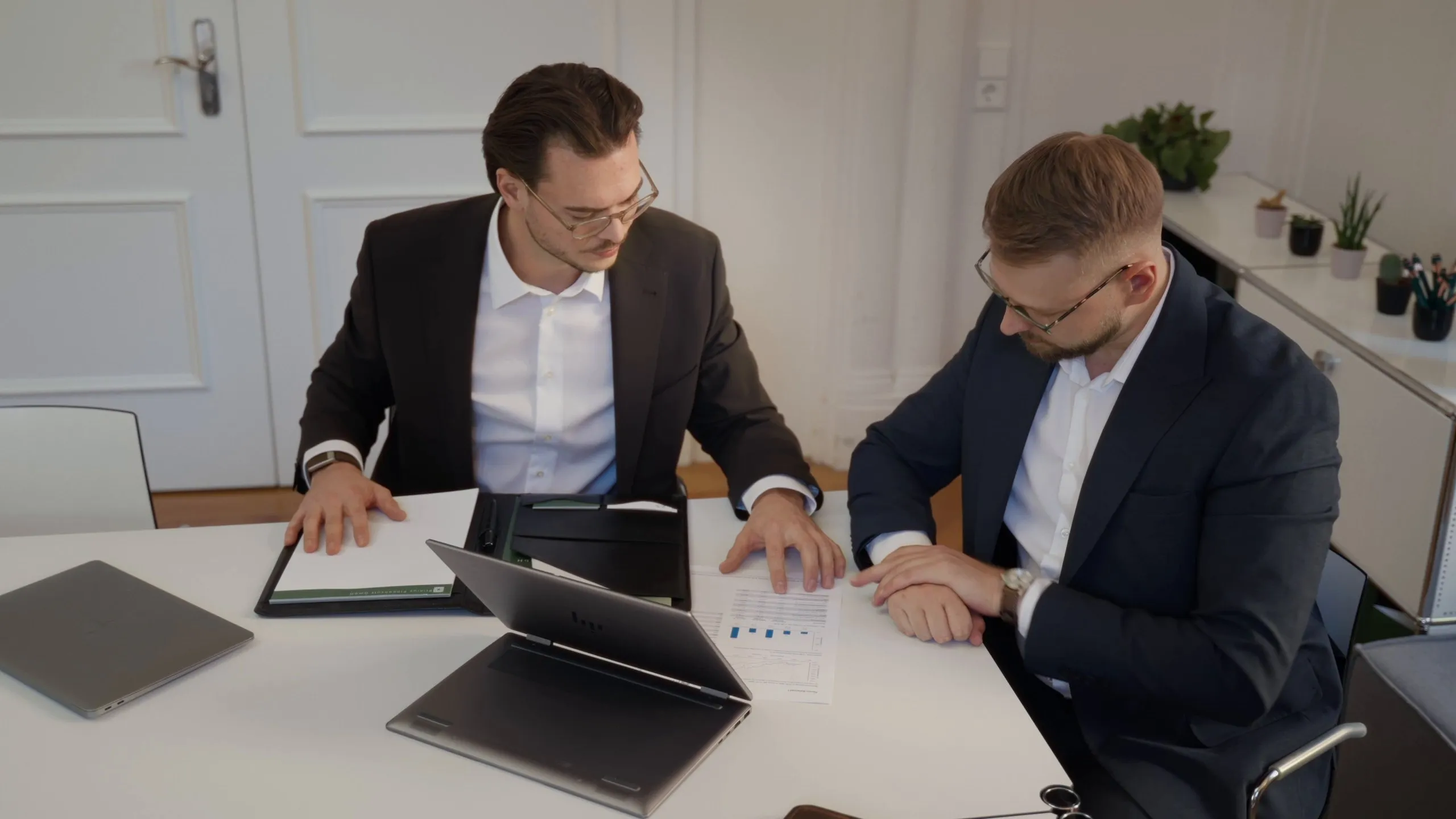 Gemeinsame Prüfung von Unterlagen im Büro