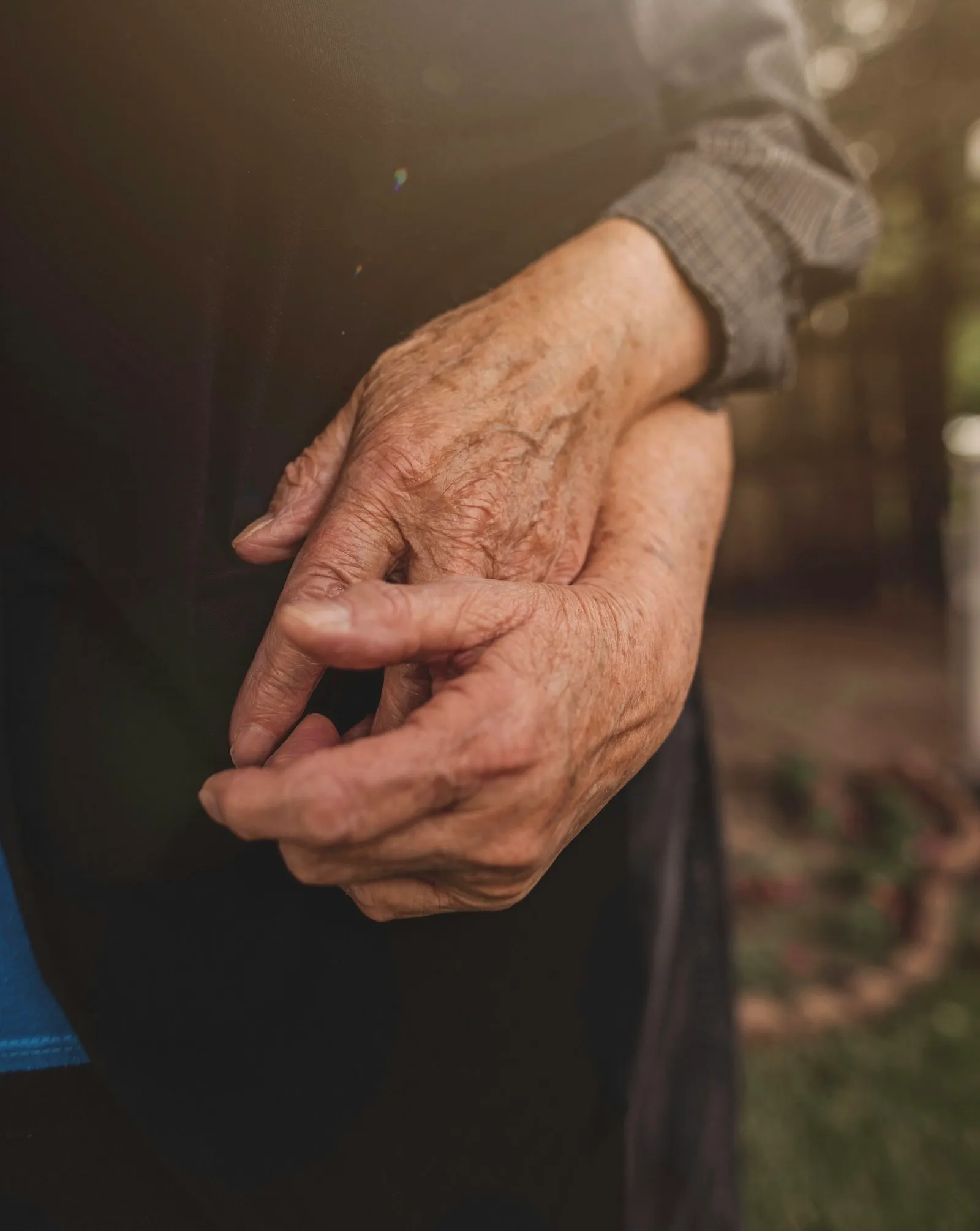 Gefaltete Hände einer älteren Person